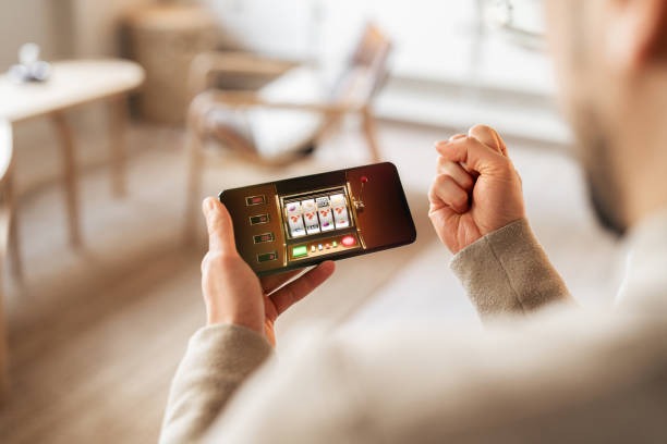 Wild Coaster interface on Android showing spin button, balance display, and payout notifications